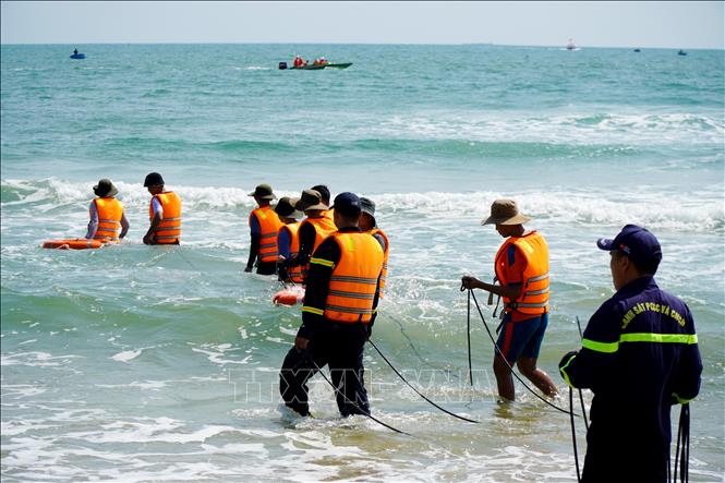 Lực lượng cứu nạn, cứu hộ tiếp tục triển khai công tác tìm kiếm nạn nhân đuối nước mất tích. Ảnh: Lê Phước Ngọc - TTXVN
