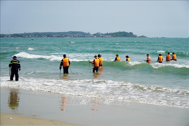 Lực lượng cứu nạn, cứu hộ tiếp tục triển khai công tác tìm kiếm nạn nhân đuối nước mất tích. Ảnh: Lê Phước Ngọc - TTXVN
