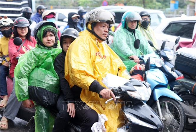 Mệt mỏi khi quay trở lại Thủ đô sau Tết Nguyên đán do giao thông đông đúc trên đường Ngọc Hội (Quốc lộ 1A) chiều mùng 6 Tết. Ảnh: Quốc Khánh - TTXVN