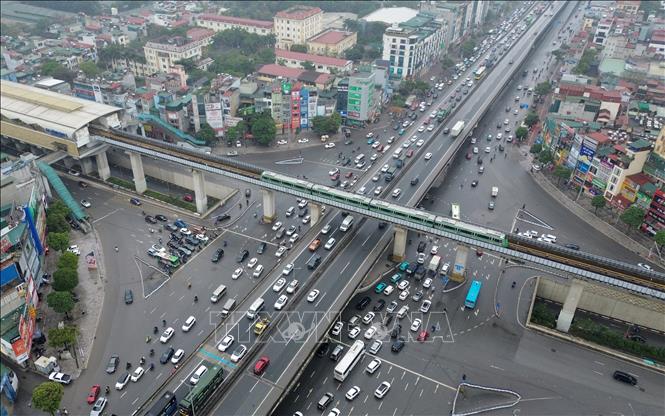 Nút giao 4 tầng Nguyễn Xiển - Khuất Duy Tiến phương tiện giao thông tăng cao trên tất cả các hướng, chiều mùng 6 Tết. Ảnh: Quốc Khánh - TTXVN