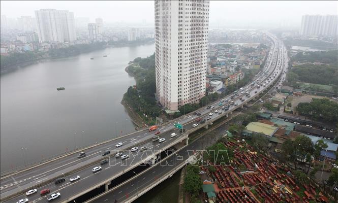 Nút giao trên cao đoạn bán đảo Linh Đàm phương tiện di chuyển khó khăn hướng từ cao tốc Pháp Vân - Cầu Giẽ đi vào trung tâm, chiều mùng 6 Tết. Ảnh: Quốc Khánh - TTXVN