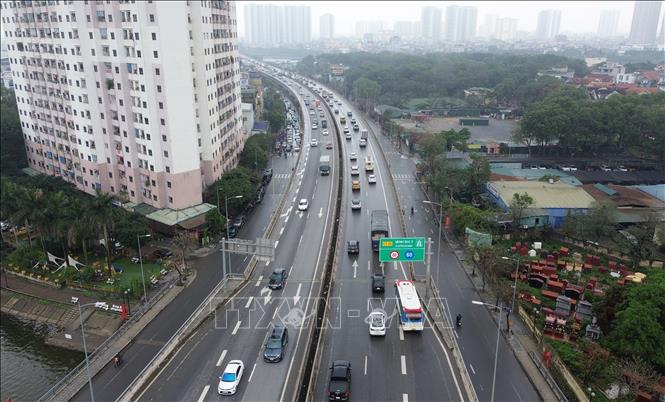 Đường Vành đai 3 trên cao hướng về cầu Thăng Long phương tiện đông, di chuyển khó khăn. Ảnh: Quốc Khánh - TTXVN