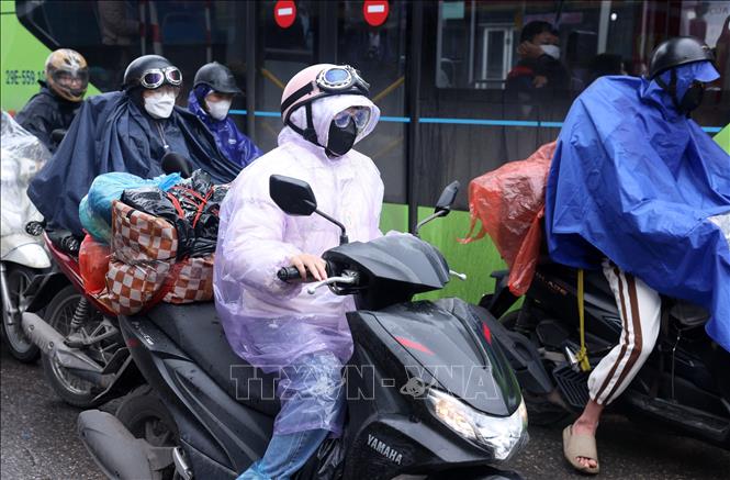 Người dân với đồ đạc lỉnh kỉnh quay trở lại thủ đô sau kỳ nghỉ Tết Nguyên Đán. Ảnh: Quốc Khánh - TTXVN