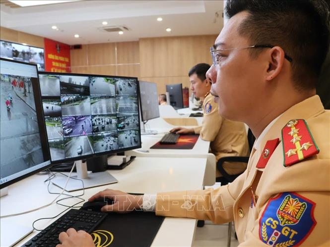 Trung tâm chỉ huy điều khiển tín hiệu đèn giao thông với 1.837 camera AI đã bao quát được toàn tuyến, đặc biệt là những tuyến cửa ngõ để chủ động phân luồng. Ảnh: Quốc Lũy - TTXVN