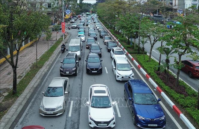 Các phương tiện nối đuôi nhau di chuyển trên đường Cổ Linh, hướng về trung tâm Hà Nội. Ảnh: Phan Phương - TTXVN