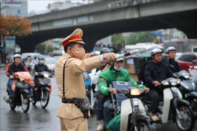 Sáng sớm 22/2, trời mưa rét, ngay từ sớm ngày mùng 6 Tết, áp lực giao thông tại các tuyến đường xuyên tâm và cửa ngõ bắt đầu tăng mạnh. Ảnh: Quốc Lũy - TTXVN 