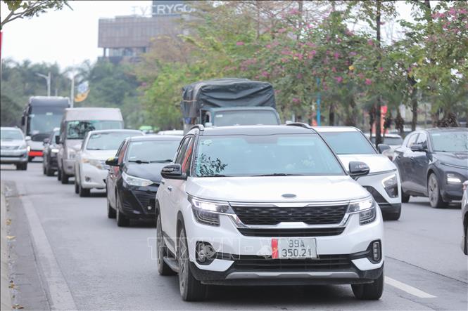 Đường Nguyễn Văn Linh hướng từ Hải Phòng về trung tâm Hà Nội phương tiện di chuyển khó khăn. Ảnh: Phan Phương – TTXVN