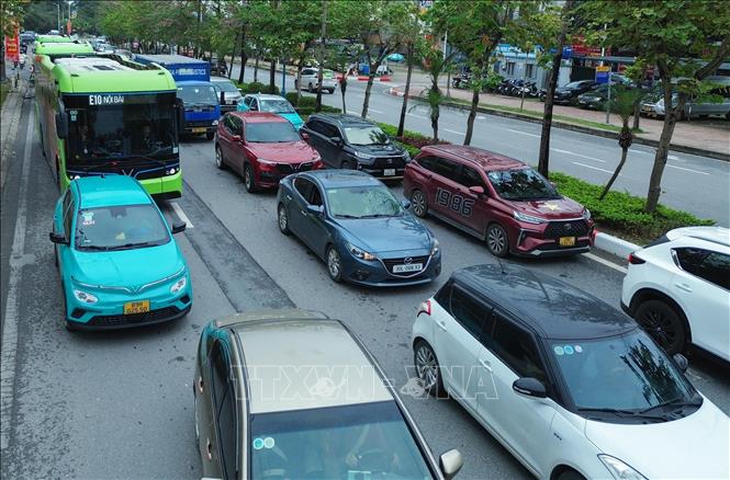 Dòng xe nối dài trên đường Cổ Linh di chuyển vào nội đô Hà Nội trong ngày nghỉ cuối kỳ nghỉ Tết Bính Ngọ (ảnh chụp lúc 13h). Ảnh: Phan Phương - TTXVN