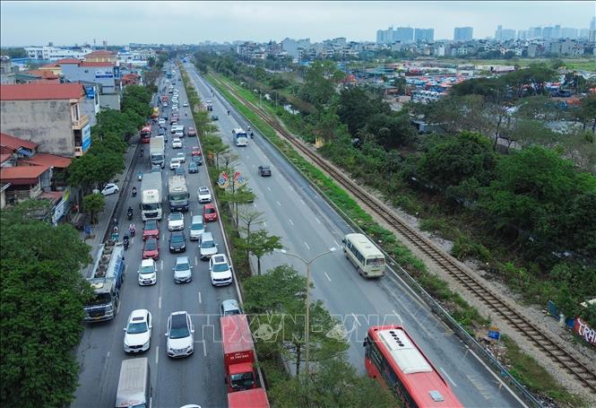 Trên đường Nguyễn Văn Linh hướng từ Hải Phòng về trung tâm Hà Nội, phương tiện di chuyển khó khăn. Ảnh: Phan Phương – TTXVN