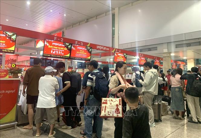 Hành khách check-in tại Cảng hàng không quốc tế Tân Sơn Nhất. Ảnh: Hồng Đạt - TTXVN