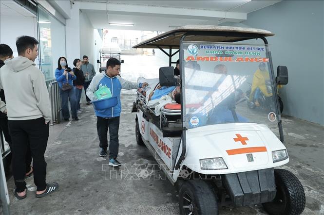 Tại bệnh viện Việt Đức ghi nhận hơn 1.000 trường hợp bệnh nhân bị tai nạn, trong đó hơn một nửa là do tai nạn giao thông; 36 trường họp do pháo nổ và vật liệu nổ tự chế; thực hiện hơn 200 ca mổ cấp cứu… Ảnh: Minh Quyết - TTXVN