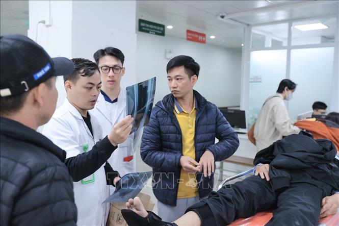 Vẫn còn nhiều ca tai nạn do giao thông và pháo nổ dịp Tết. Ảnh: Minh Quyết - TTXVN