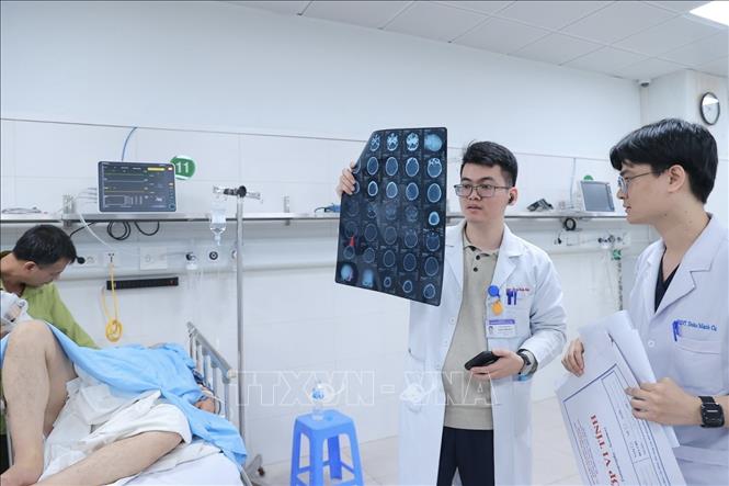 Bác sĩ thăm khám cho bệnh nhân bị tai nạn giao thông đến cấp cứu tại bệnh viện Việt Đức. Ảnh: Minh Quyết - TTXVN