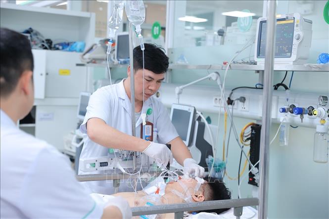 Điều dưỡng chăm sóc cho bệnh nhân đến cấp cứu tại bệnh viện Việt Đức dịp Tết. Ảnh: Minh Quyết - TTXVN