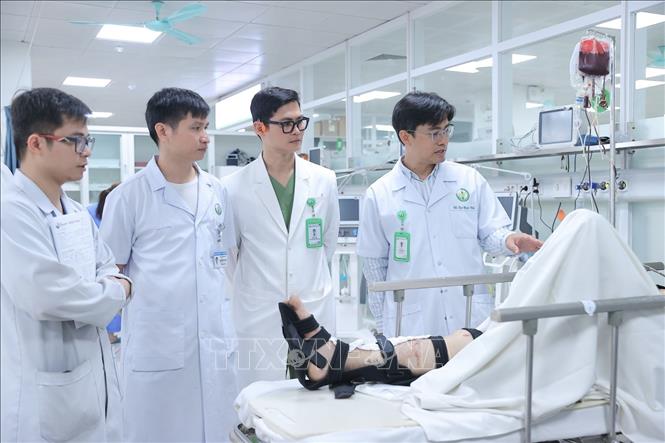 Bác sĩ thăm khám cho bệnh nhân bị tai nạn giao thông đến cấp cứu tại bệnh viện Việt Đức. Ảnh: Minh Quyết - TTXVN