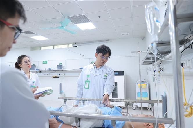 Bác sĩ thăm khám cho bệnh nhân bị tai nạn giao thông đến cấp cứu tại bệnh viện Việt Đức. Ảnh: Minh Quyết - TTXVN