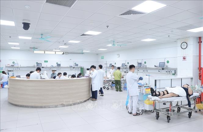 Tại bệnh viện Việt Đức ghi nhận hơn 1.000 trường hợp bệnh nhân bị tai nạn, trong đó hơn một nửa là do tai nạn giao thông; 36 trường họp do pháo nổ và vật liệu nổ tự chế; thực hiện hơn 200 ca mổ cấp cứu… Ảnh: Minh Quyết - TTXVN