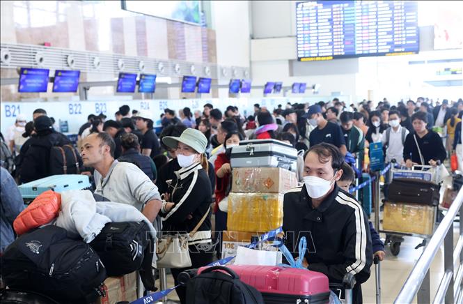 Hành khách đông nghịt xếp hàng chờ làm thủ tục tại sảnh nội địa sân bay Nội Bài, ngày 22/2. Ảnh: Quốc Khánh - TTXVN