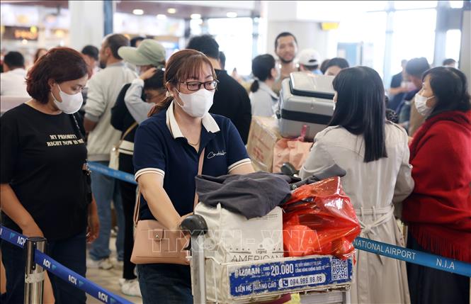 Hành khách xếp hàng làm thủ tục tại sảnh nội địa sân bay Nội Bài, chiều 22/2. Ảnh: Quốc Khánh - TTXVN