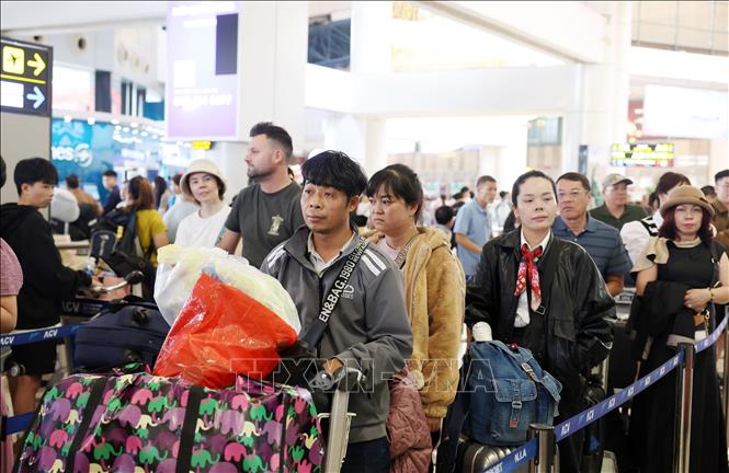 Hành khách xếp hàng làm thủ tục tại sảnh nội địa sân bay Nội Bài, chiều 22/2. Ảnh: Quốc Khánh - TTXVN