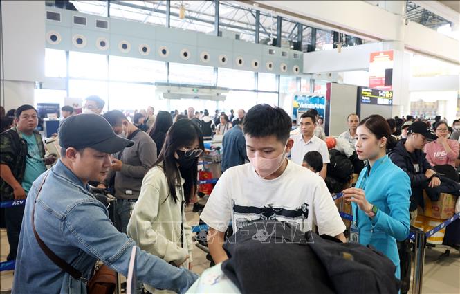 Hành khách đông nghịt tại sảnh nội địa sân bay Nội Bàu, chiều 22/2. Ảnh: Quốc Khánh - TTXVN