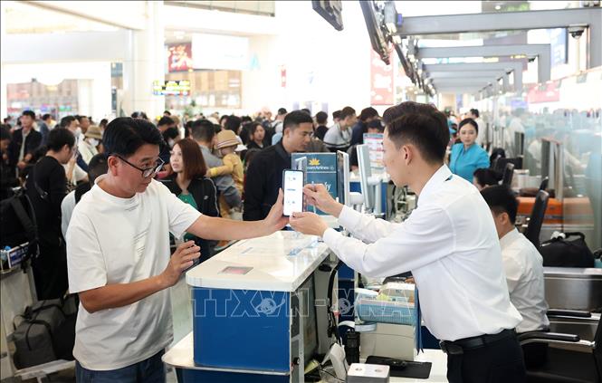 Hành khách làm thủ tục tại sảnh nội địa sân bay Nội Bài trong ngày cuối nghỉ Tết Bính Ngọ 22/2. Ảnh: Quốc Khánh - TTXVN