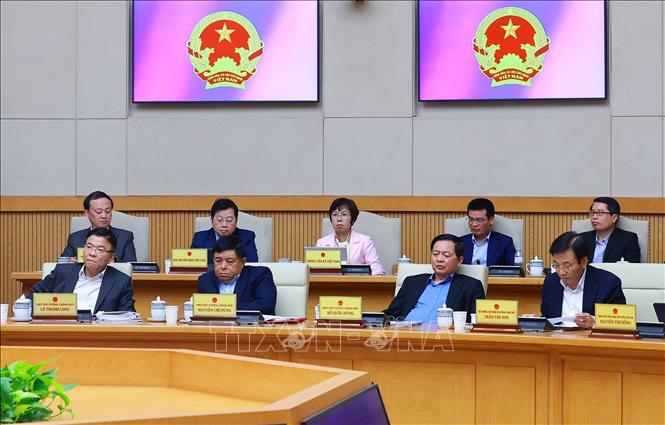 Các Phó Thủ tướng và đại diện các bộ, ngành, cơ quan thuộc Chính phủ tham dự cuộc họp đánh giá tình hình Tết Nguyên đán Bính Ngọ. Ảnh: Dương Giang-TTXVN 
