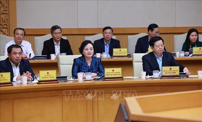 Các Phó Thủ tướng và đại diện các bộ, ngành, cơ quan thuộc Chính phủ tham dự cuộc họp đánh giá tình hình Tết Nguyên đán Bính Ngọ. Ảnh: Dương Giang-TTXVN 
