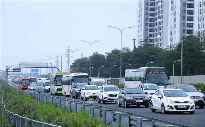 Các phương tiện nối đuôi nhau từng mét một hướng vào trung tâm thành phố trên cao tốc Pháp Vân - Cầu Giẽ, chiều mùng 6 Tết. Ảnh: Quốc Khánh - TTXVN