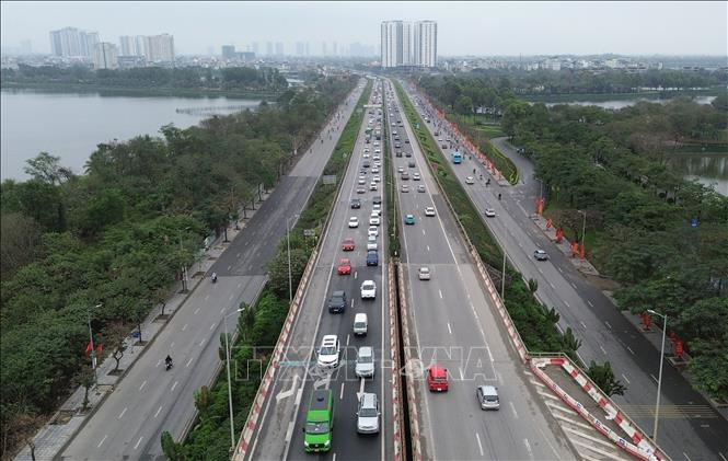 Đường Vành đai 3 trên cao hướng từ cầu Thanh Trì vào trung tâm thành phố các phương tiện di chuyển khó khăn, chiều mùng 6 Tết. Ảnh: Quốc Khánh - TTXVN