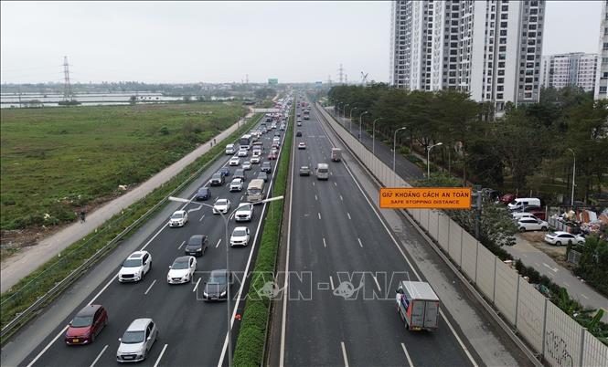 Các phương tiện nối đuôi nhau từng mét một hướng vào trung tâm thành phố trên cao tốc Pháp Vân - Cầu Giẽ chiều mùng 6 Tết. Ảnh: Quốc Khánh - TTXVN
