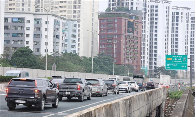Các phương tiện nối đuôi nhau từng mét một hướng vào trung tâm thành phố trên cao tốc Pháp Vân - Cầu Giẽ, chiều mùng 6 Tết. Ảnh: Quốc Khánh - TTXVN