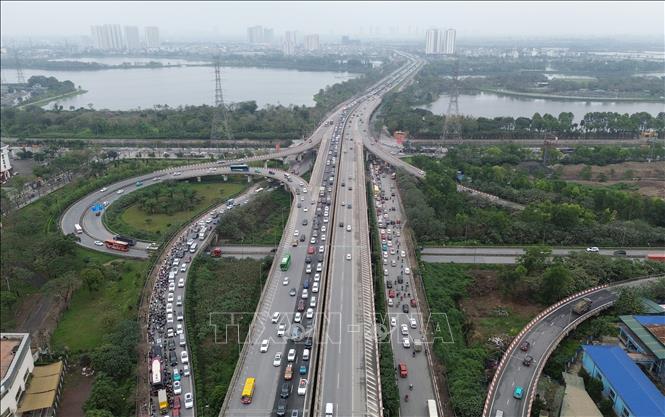 Đường Vành đai 3 trên cao hướng từ cầu Thanh Trì vào trung tâm thành phố các phương tiện di chuyển khó khăn chiều mùng 6 Tết. Ảnh: Quốc Khánh - TTXVN
