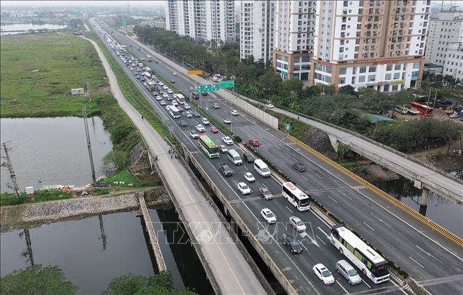 Các phương tiện nối đuôi nhau từng mét một hướng vào trung tâm thành phố trên cao tốc Pháp Vân - Cầu Giẽ, chiều mùng 6 Tết. Ảnh: Quốc Khánh - TTXVN