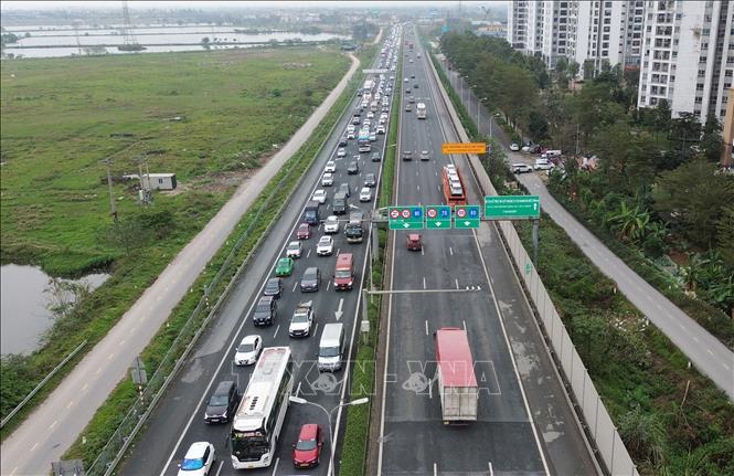 Các phương tiện nối đuôi nhau từng mét một hướng vào trung tâm thành phố trên cao tốc Pháp Vân - Cầu Giẽ, chiều mùng 6 Tết. Ảnh: Quốc Khánh - TTXVN