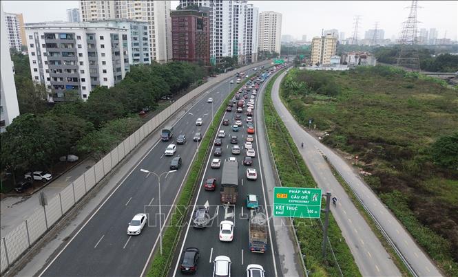 Cao tốc Pháp Vân - Cầu Giẽ ùn tắc kéo dài hướng vào trung tâm thành phố trong chiều mùng 6 Tết. Ảnh: Quốc Khánh - TTXVN