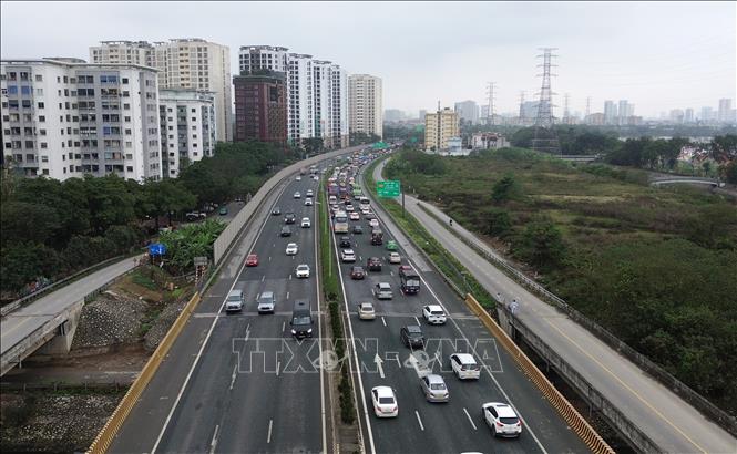Các phương tiện nối đuôi nhau từng mét một hướng vào trung tâm thành phố trên cao tốc Pháp Vân - Cầu Giẽ, chiều mùng 6 Tết. Ảnh: Quốc Khánh - TTXVN