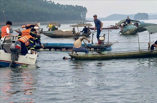 Tính đến 17h25’ ngày 22/2, lực lượng chức năng đã tìm thấy 6/6 nạn nhân mất tích trong vụ lật tàu. Ảnh: TTXVN phát