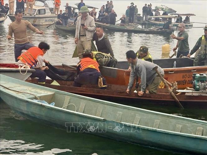 Tính đến 17h25’ ngày 22/2, lực lượng chức năng đã tìm thấy 6/6 nạn nhân mất tích trong vụ lật tàu. Ảnh: TTXVN phát