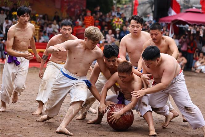 Pha tranh cầu giằng co quyết liệt giữa các đội thi. Ảnh: Minh Đức – TTXVN