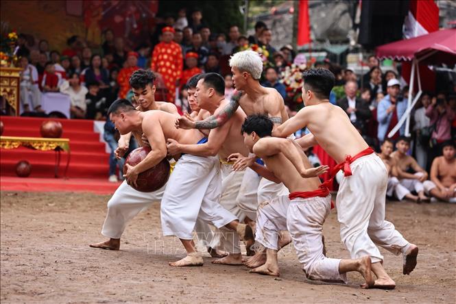 Pha tranh cầu giằng co quyết liệt giữa các đội thi. Ảnh: Minh Đức – TTXVN