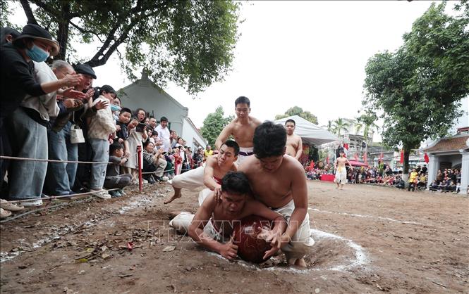 Pha tranh cầu giằng co quyết liệt giữa các đội thi. Ảnh: Minh Đức – TTXVN