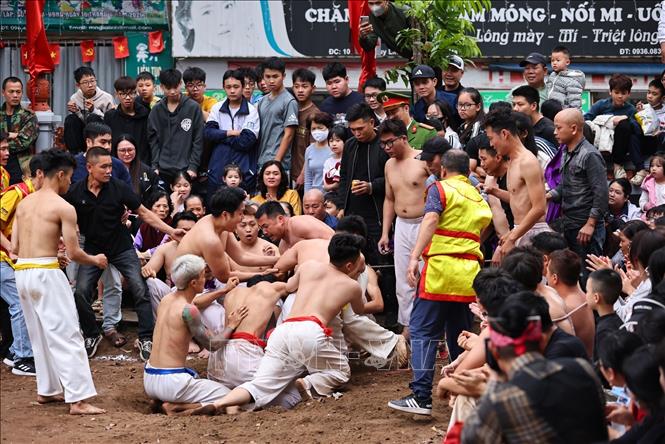 Khán giả hồi hộp, chăm chú theo dõi từng pha tranh cầu tại sân đình Thúy Lĩnh. Ảnh: Minh Đức – TTXVN