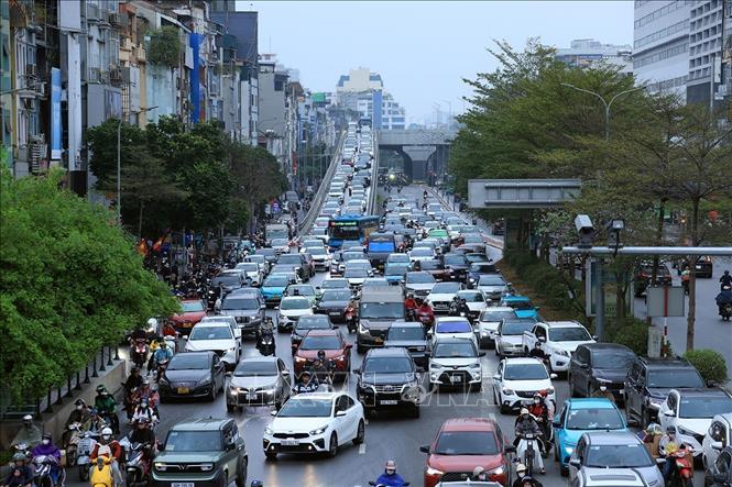 Đường vành đai 2,5 lối xuống Ngã Tư Sở vẫn ùn tắc cục bộ do các phương tiện chờ đèn tín hiệu (ảnh chụp lúc 16 giờ 15 phút). Ảnh: Tuấn Anh - TTXVN