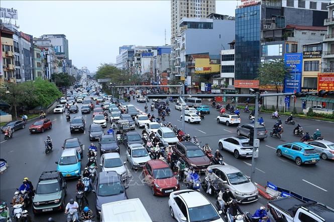 Đường vành đai 2,5 lối xuống Ngã Tư Sở ùn tắc cục bộ do các phương tiện chờ đèn tín hiệu (ảnh chụp lúc 16 giờ 15 phút). Ảnh: Tuấn Anh - TTXVN