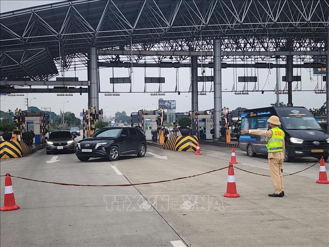 Đội CSGT đường bộ cao tốc số 3 (Cục CSGT) tổ chức phân luồng cho các phương tiện đi ngược chiều (theo hướng dẫn của lực lượng CSGT) từ Km216 đến Km211 nhằm tạo điều kiện cho phương tiện lưu thông thuận lợi về Hà Nội. Ảnh: TTXVN