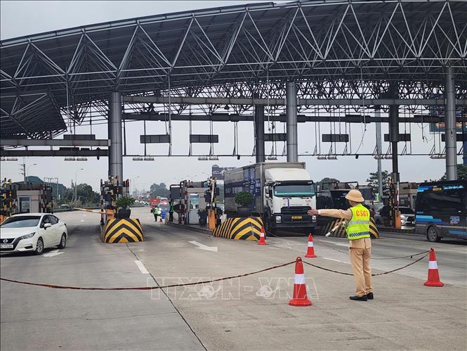 Đội CSGT đường bộ cao tốc số 3 (Cục CSGT) tổ chức phân luồng cho các phương tiện đi ngược chiều (theo hướng dẫn của lực lượng CSGT) từ Km216 đến Km211 nhằm tạo điều kiện cho phương tiện lưu thông thuận lợi về Hà Nội. Ảnh: TTXVN