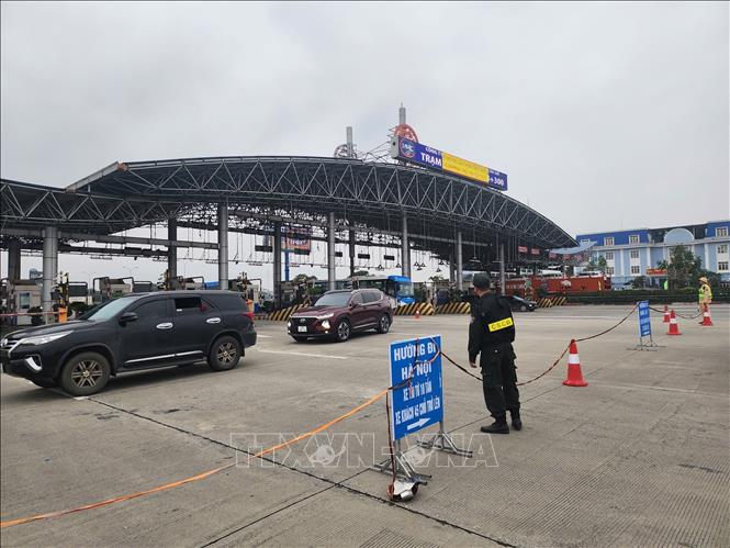 Đội CSGT đường bộ cao tốc số 3 (Cục CSGT) tổ chức phân luồng cho các phương tiện đi ngược chiều (theo hướng dẫn của lực lượng CSGT) từ Km216 đến Km211 nhằm tạo điều kiện cho phương tiện lưu thông thuận lợi về Hà Nội. Ảnh: TTXVN