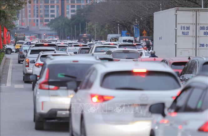 Các phương tiện nối đuôi nhau di chuyển trên đường Đàm Quang Trung, hướng về trung tâm Hà Nội. Ảnh: Phan Phương - TTXVN
