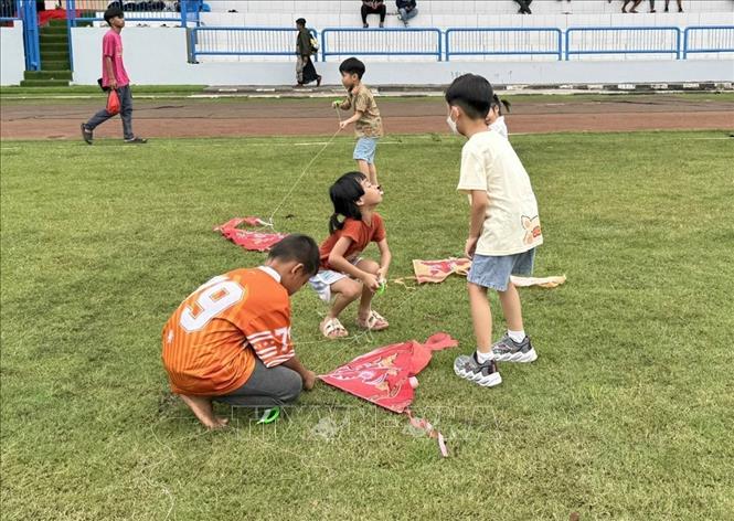 Trẻ em thích thú với trò chơi thả diều. Ảnh: Đỗ Quyên – PV TTXVN tại Indonesia
